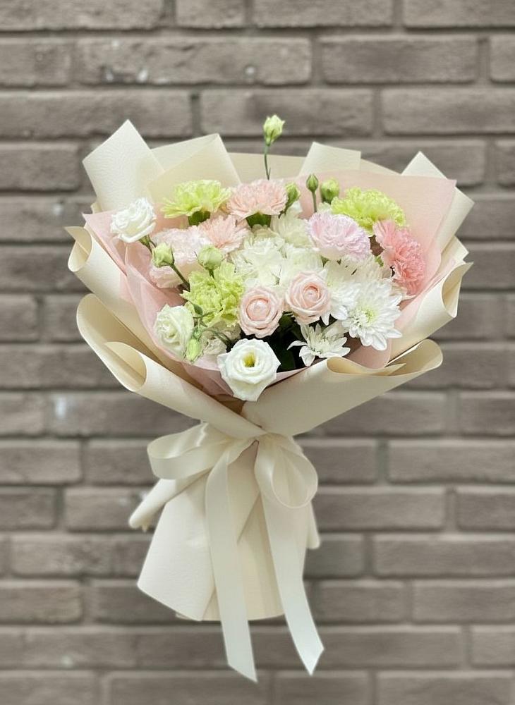 Букет цветов из: Гвоздики, Розы, Лизиантусы и Хризантемы в Марьяновке