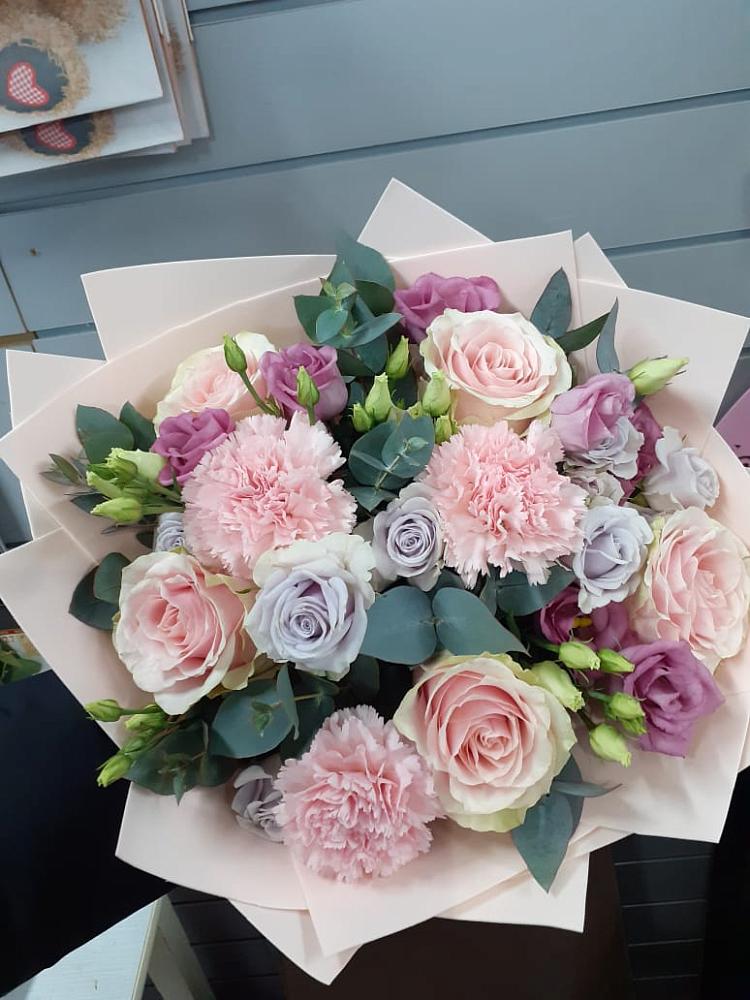 Букет цветов из: Розы, Гвоздики и Лизиантусы в Марьяновке